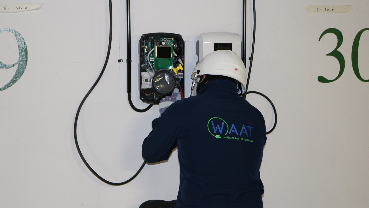 Borne de recharge véhicule électrique installée en garage